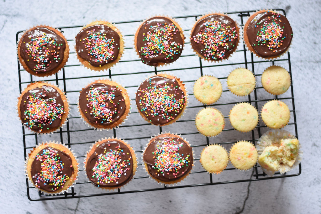 SPRINKLE CUPCAKES